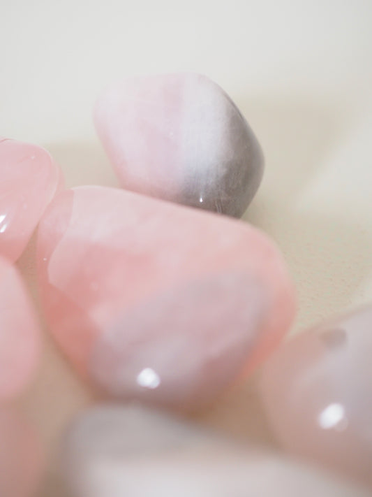 Rosenquarz mit Mica & Quarz Trommel Stein . Bi Color Rosequartz Tumble ca. 2.5-4 cm - aus Madagascar