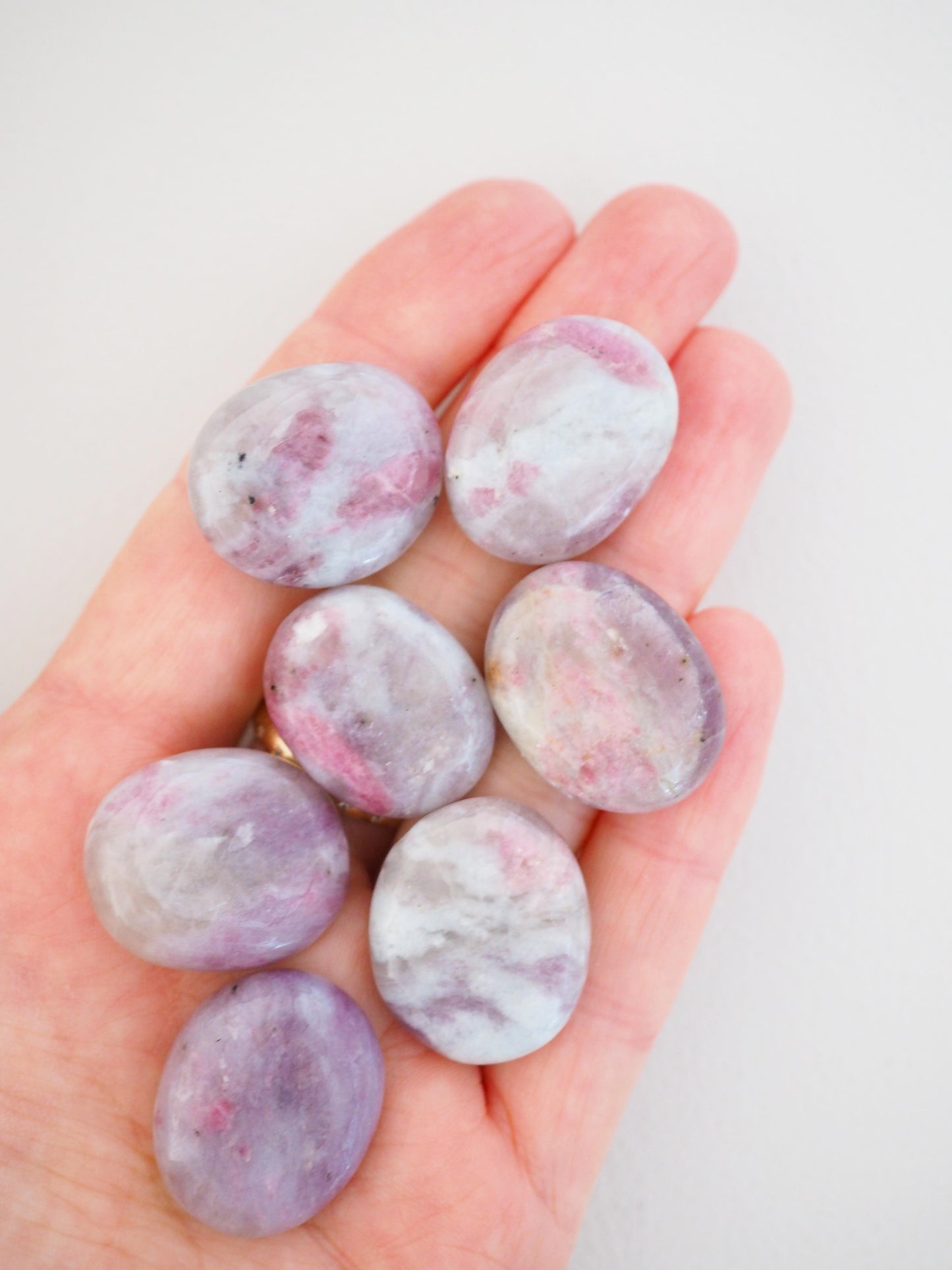 Unicorn Stone Linse . Pinker Turmalin . Quarz . Lepidolit . Trommel Stein ca. 2 -2.5 cm - aus Brasilien