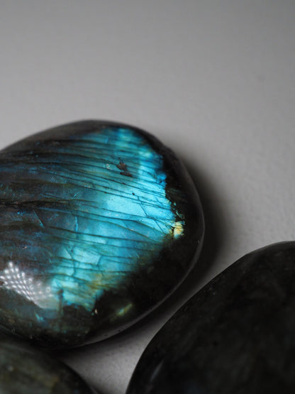 XL Labradorit Trommelstein Tumble ca. 4-5cm - aus Madagascar