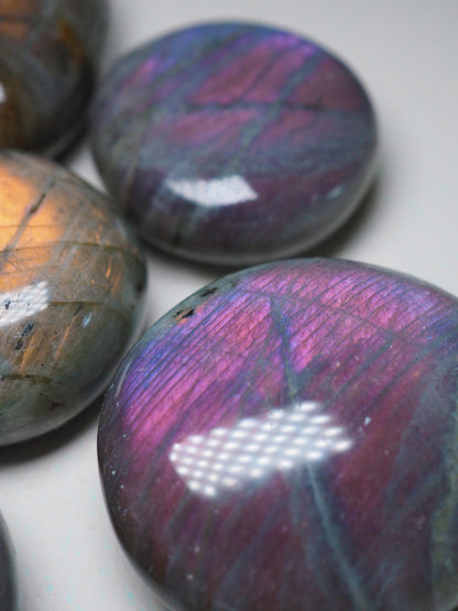 Sunset Mermaid Labradorit Palmstone Seifenstein Handstein ca. 3-4.5  cm  - Aus Madagascar Hand poliert HIGH QUALITY