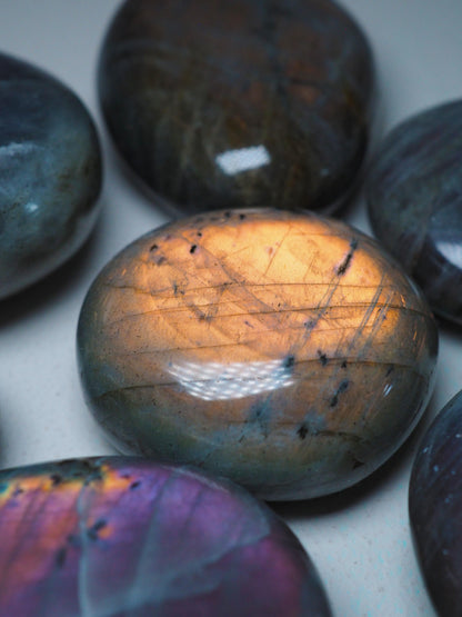 Sunset Mermaid Labradorit Palmstone Seifenstein Handstein ca. 3-4.5  cm  - Aus Madagascar Hand poliert HIGH QUALITY