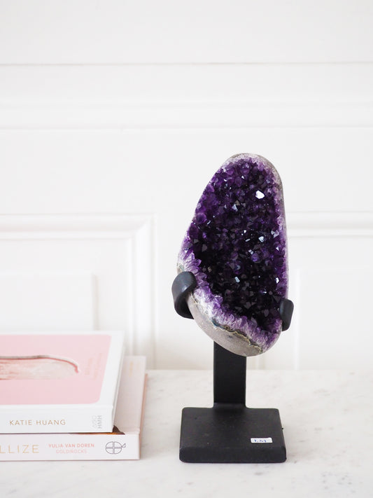 Deep Violetter Amethyst auf Halter Ständer ca. 22 x 9 cm . PARADISE COLLECTION - aus Uruguay HIGH QUALITY