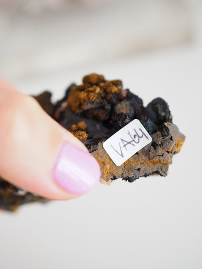 Vanadinit mit Psilomelane . Goethite- aus Mibladen Bergbau Bezirk . Midelt. Marokko