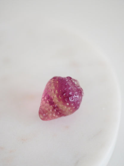 Regenbogen Fluorit Erdbeere Gravur . Mini Carving ca. 1.5 cm Carving - Aus China