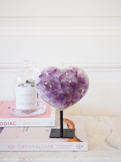 Amethyst Herz Cluster auf Ständer ca 900g   . PARADISE COLLECTION  aus Brasilien Handpoliert