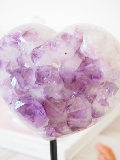 Amethyst Herz Cluster auf Ständer ca 900g   . PARADISE COLLECTION  aus Brasilien Handpoliert