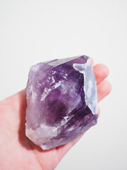 Sugar Amethyst mit Calcit Spitze . Specimen ca. 9 cm 266g  [xx] - aus Brasilien