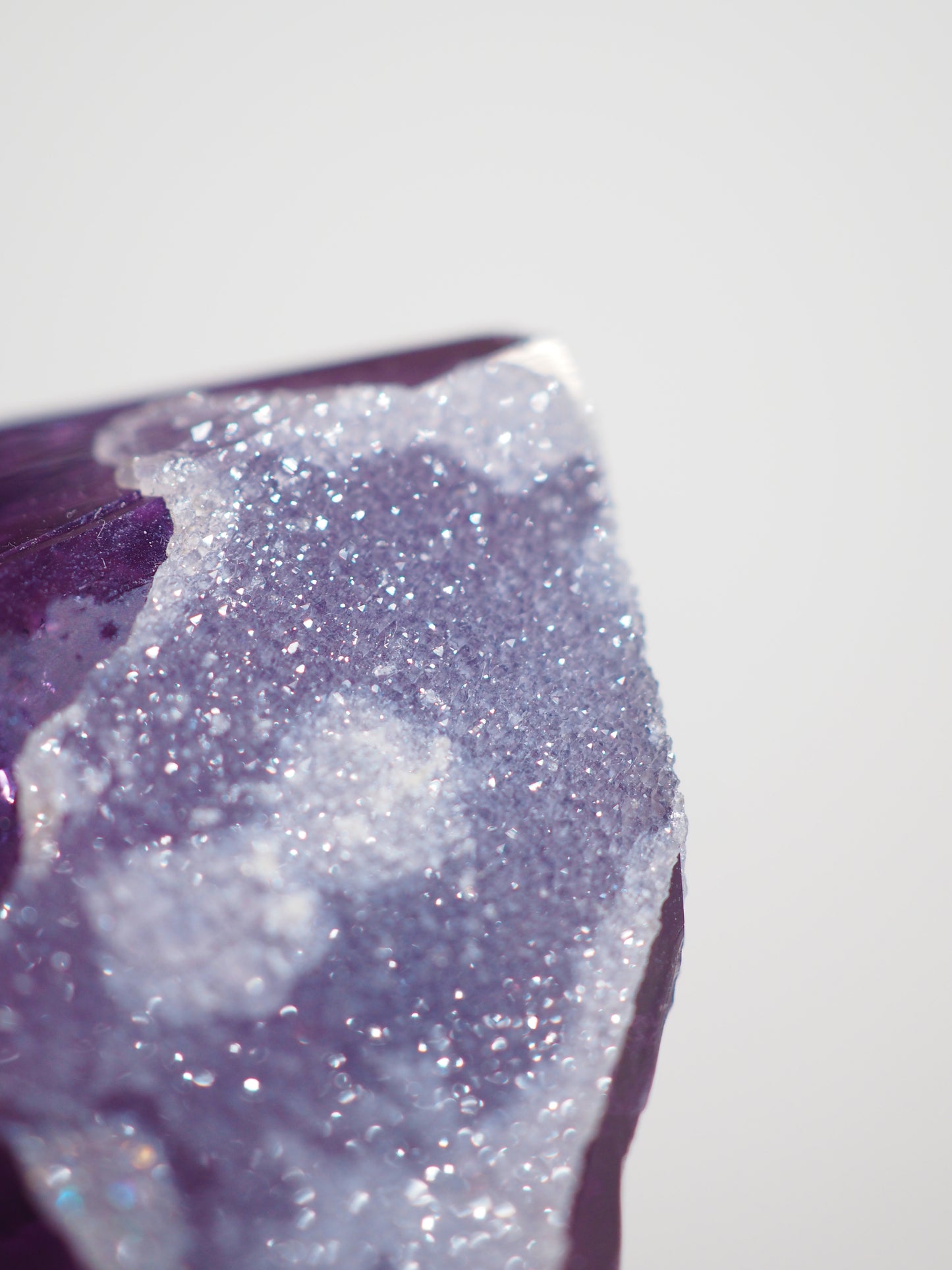 Sugar Amethyst mit Calcit Spitze . Specimen ca. 9 cm 266g  [xx] - aus Brasilien
