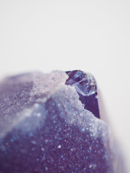 Sugar Amethyst mit Calcit Spitze . Specimen ca. 9 cm 266g  [xx] - aus Brasilien