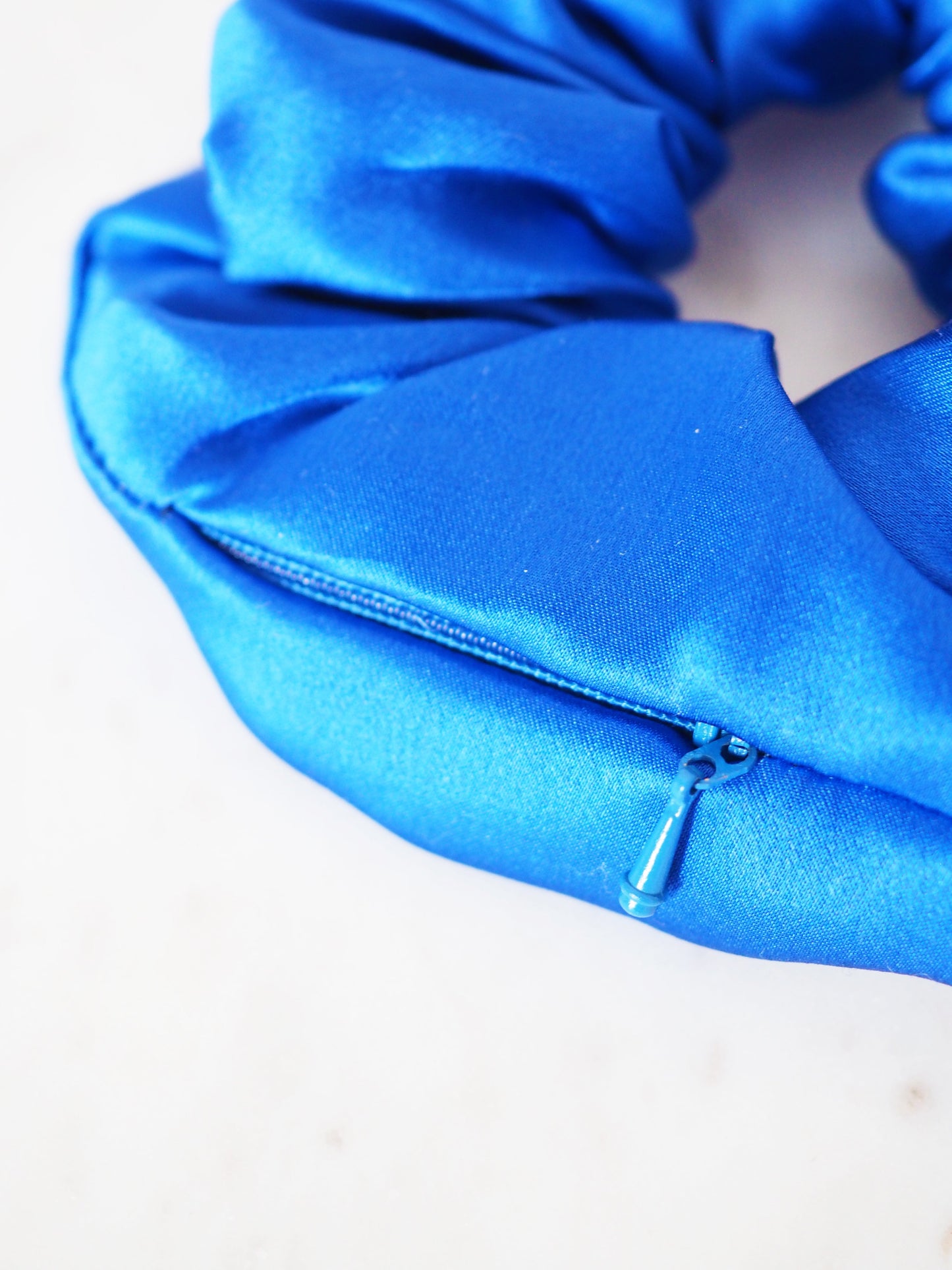 CRYSTAL SCRUNCHIE 100% Maulbeerseiden Haargummi mit Kristall Tasche & Schwarzem Turmalin  - ROYAL BLUE . Blau