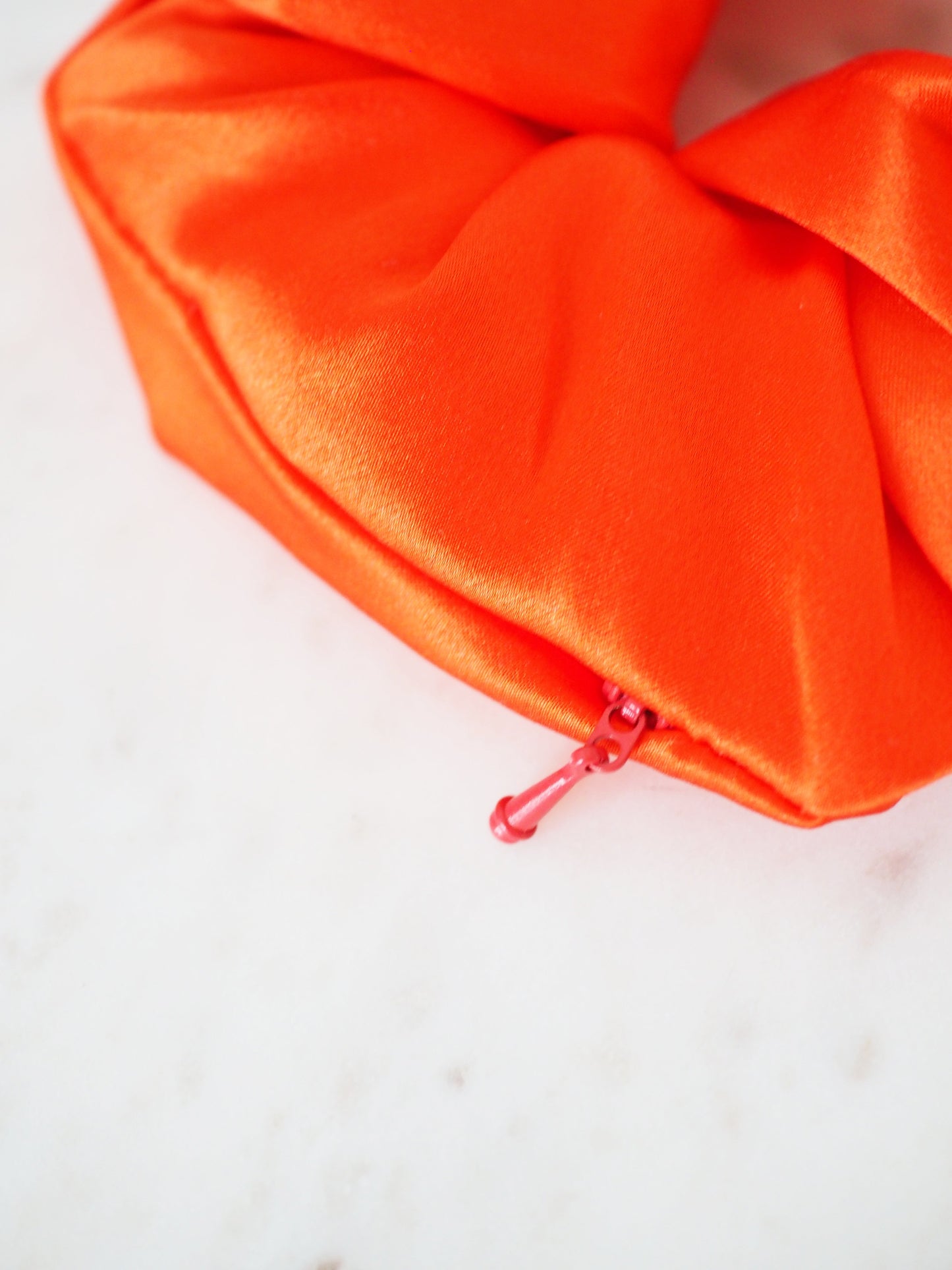 CRYSTAL SCRUNCHIE 100% Maulbeerseiden Haargummi mit Kristall Tasche & Schwarzem Turmalin - AUTUMN ORANGE