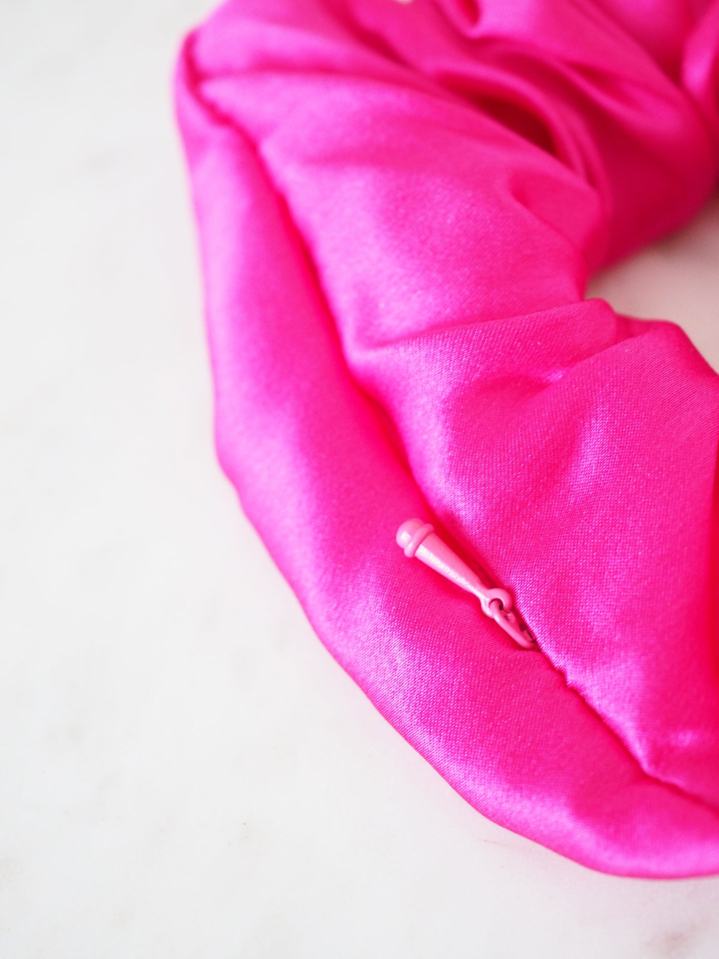 CRYSTAL SCRUNCHIE 100% Maulbeerseiden Haargummi mit Kristall Tasche & Schwarzem Turmalin - HOT PINK