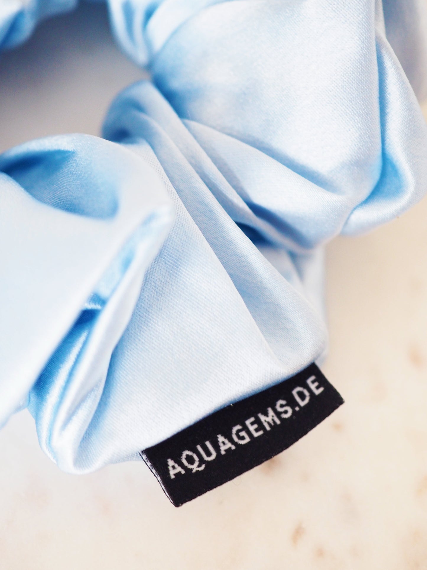 CRYSTAL SCRUNCHIE 100% Maulbeerseiden Haargummi mit Kristall Tasche & Schwarzem Turmalin - SOMETHING BLUE . Hell Blau