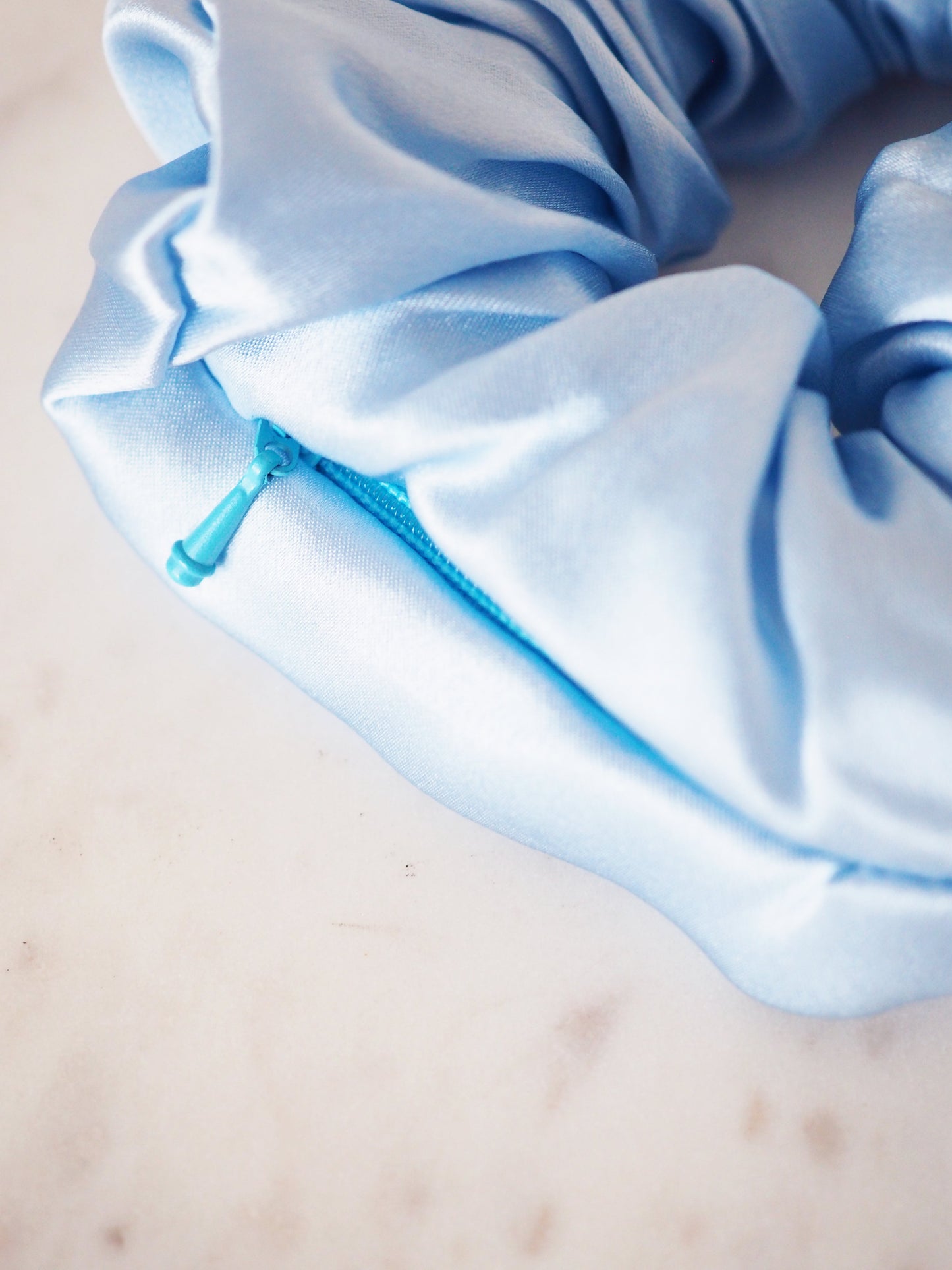 CRYSTAL SCRUNCHIE 100% Maulbeerseiden Haargummi mit Kristall Tasche & Schwarzem Turmalin - SOMETHING BLUE . Hell Blau