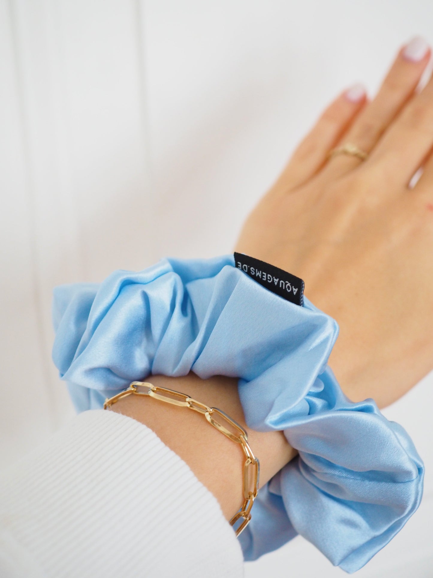 CRYSTAL SCRUNCHIE 100% Maulbeerseiden Haargummi mit Kristall Tasche & Schwarzem Turmalin - SOMETHING BLUE . Hell Blau