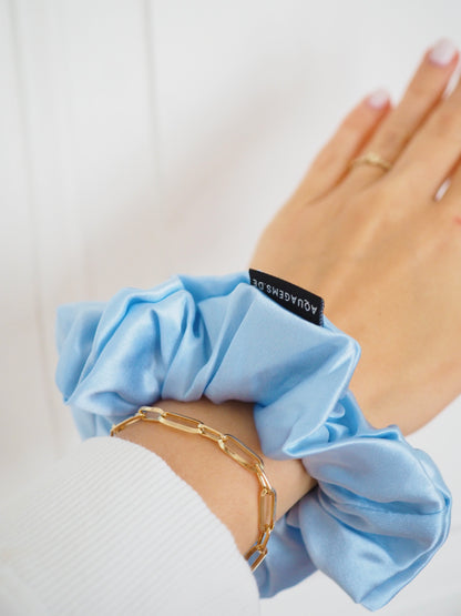 CRYSTAL SCRUNCHIE 100% Maulbeerseiden Haargummi mit Kristall Tasche & Schwarzem Turmalin - SOMETHING BLUE . Hell Blau