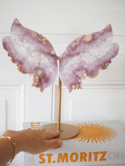 XXL Sakura Blumenachat mit Quarz Schmetterling Flügel auf Halter ca. 28cm