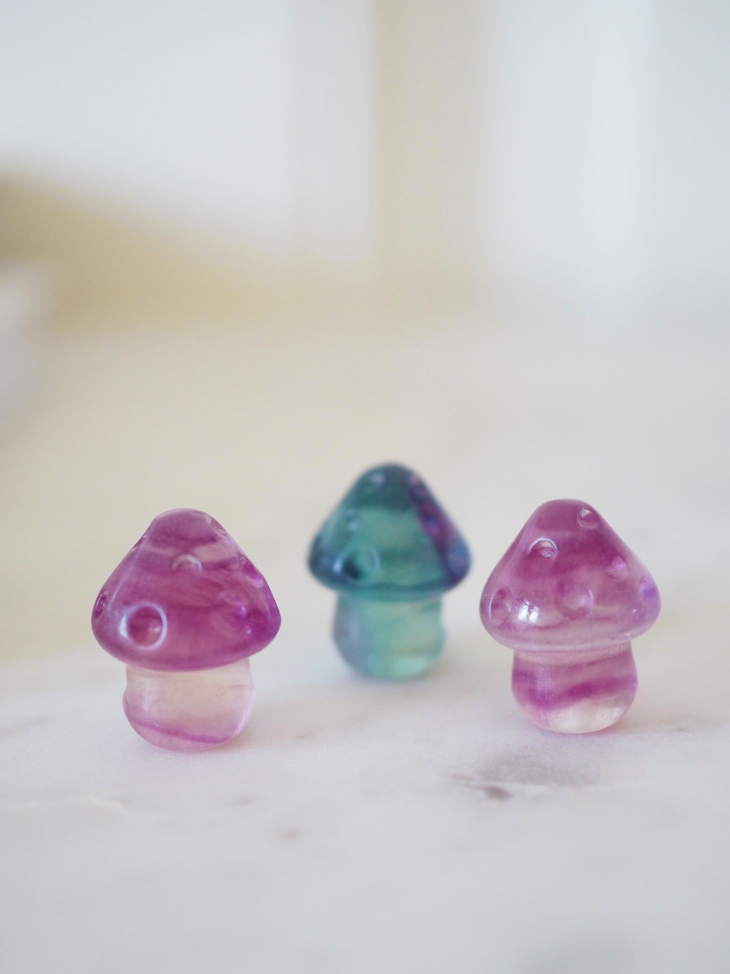 Regenbogen Fluorit Pilz Gravur . Mini Carving ca. 1.5 cm - aus China