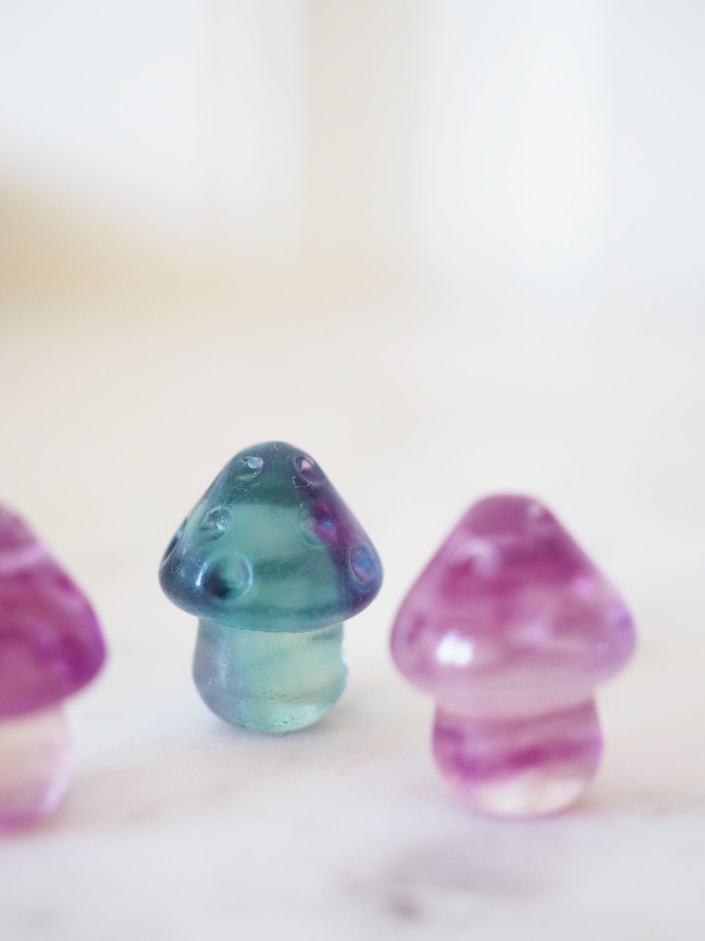 Regenbogen Fluorit Pilz Gravur . Mini Carving ca. 1.5 cm - aus China