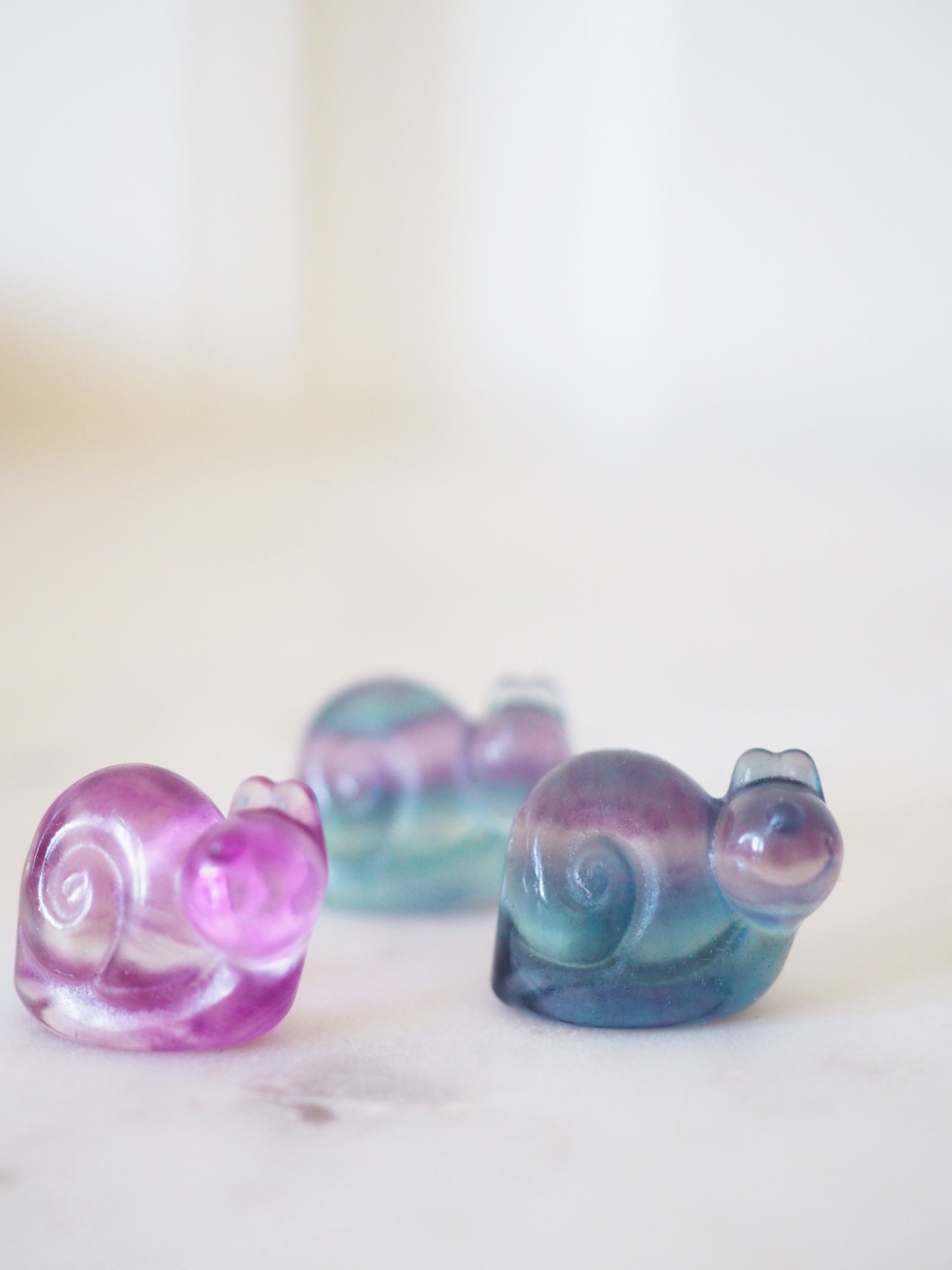 Regenbogen Fluorit Schnecke Gravur . Mini Carving ca. 1.5 cm - aus China