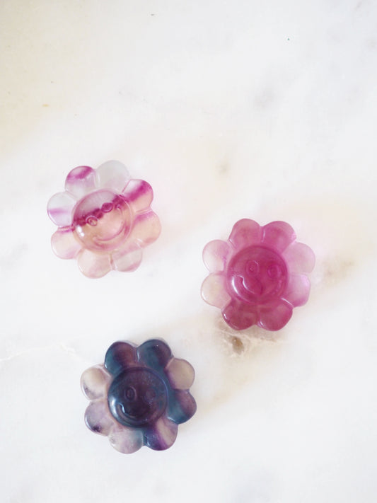 Regenbogen Fluorit Happy Blume Gravur . Mini Carving ca. 1.5 cm - aus China