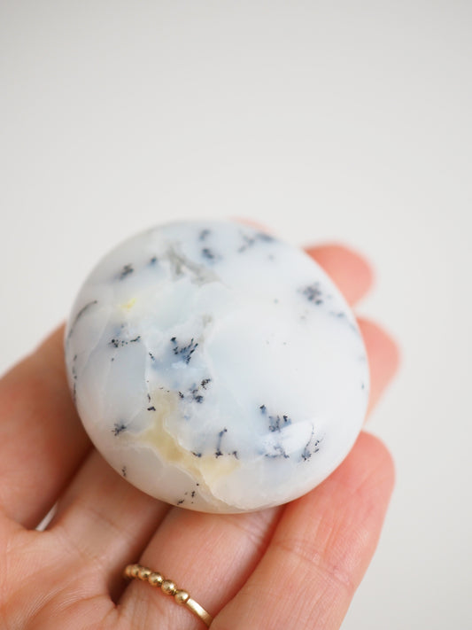 Denditric Opal Weiss  - aus Madagascar Hand Polished