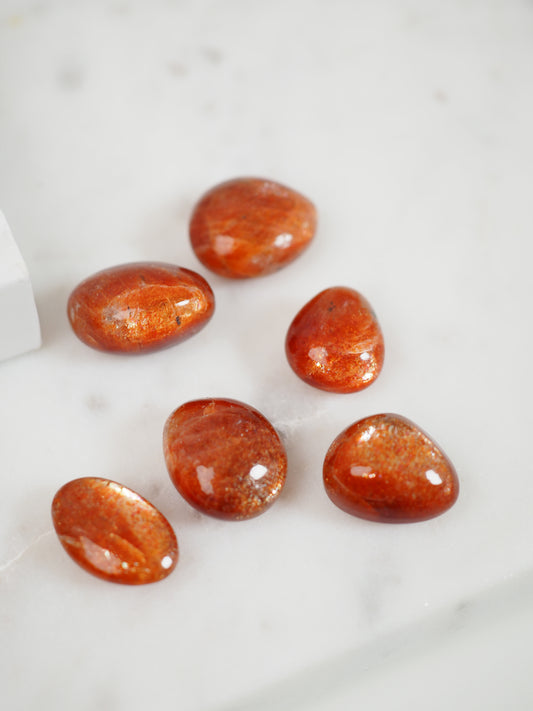 Echter Sonnenstein MINI Trommelstein ca. 1-1.5 cm - aus Tamil-Nadu Indien HAND POLISHED GEM QUALITY