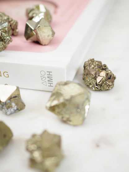Octahedron Pyrit. Triangoli Pyrite Cluster ca. 1.5-2cm - aus Peru RARE MINE CLOSED