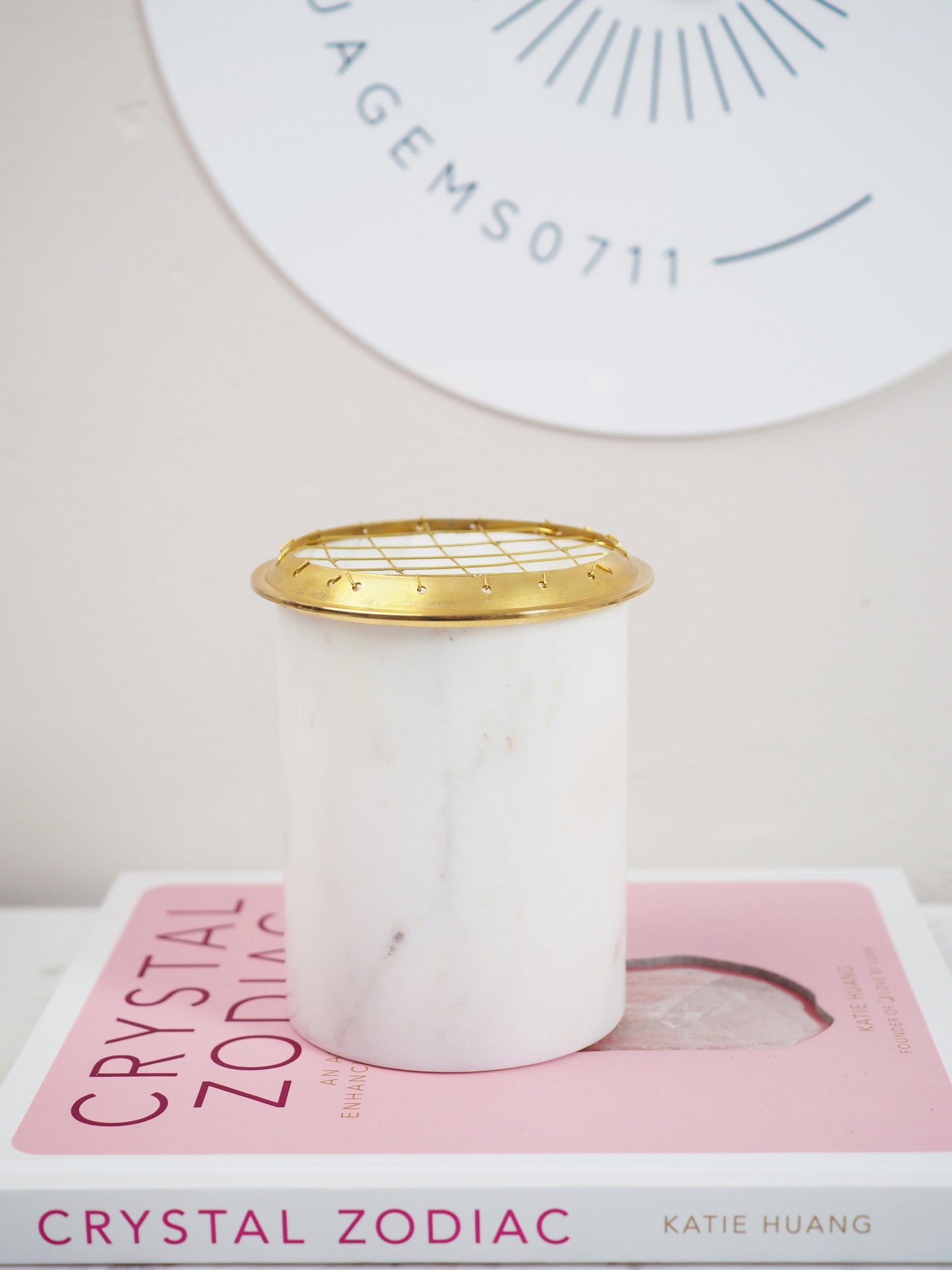 Weißer Marmor Räucher Gefäß 10 cm mit goldfarbenem Messingnetz