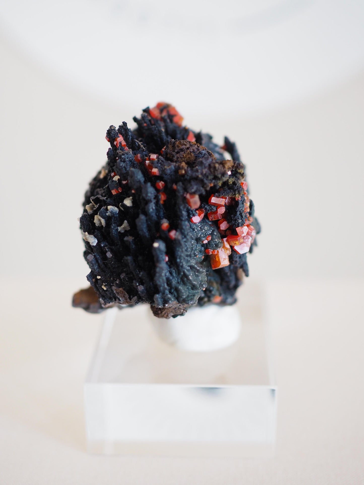 Vanadinit X Psilomelane X Goethite- aus Mibladen Bergbau Bezirk . Midelt. Marokko