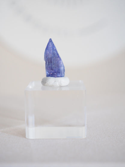 Tansanit Kristall mit Pleochroismus . Farbverändernd [8] 12.855 ct  - aus Merelani Hills . Arusha Region . Tanzania HIGH QUALITY RARE