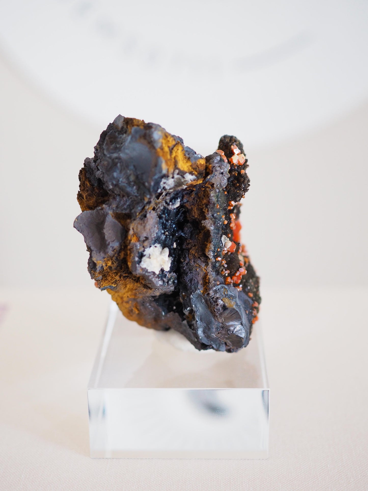 Vanadinit X Psilomelane X Goethite- aus Mibladen Bergbau Bezirk . Midelt. Marokko