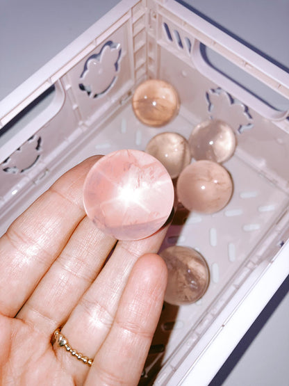 Stern Rosenquarz Kugel . Star Rosequartz Sphere ca 2.5-3 cm aus Madagascar -High Quality