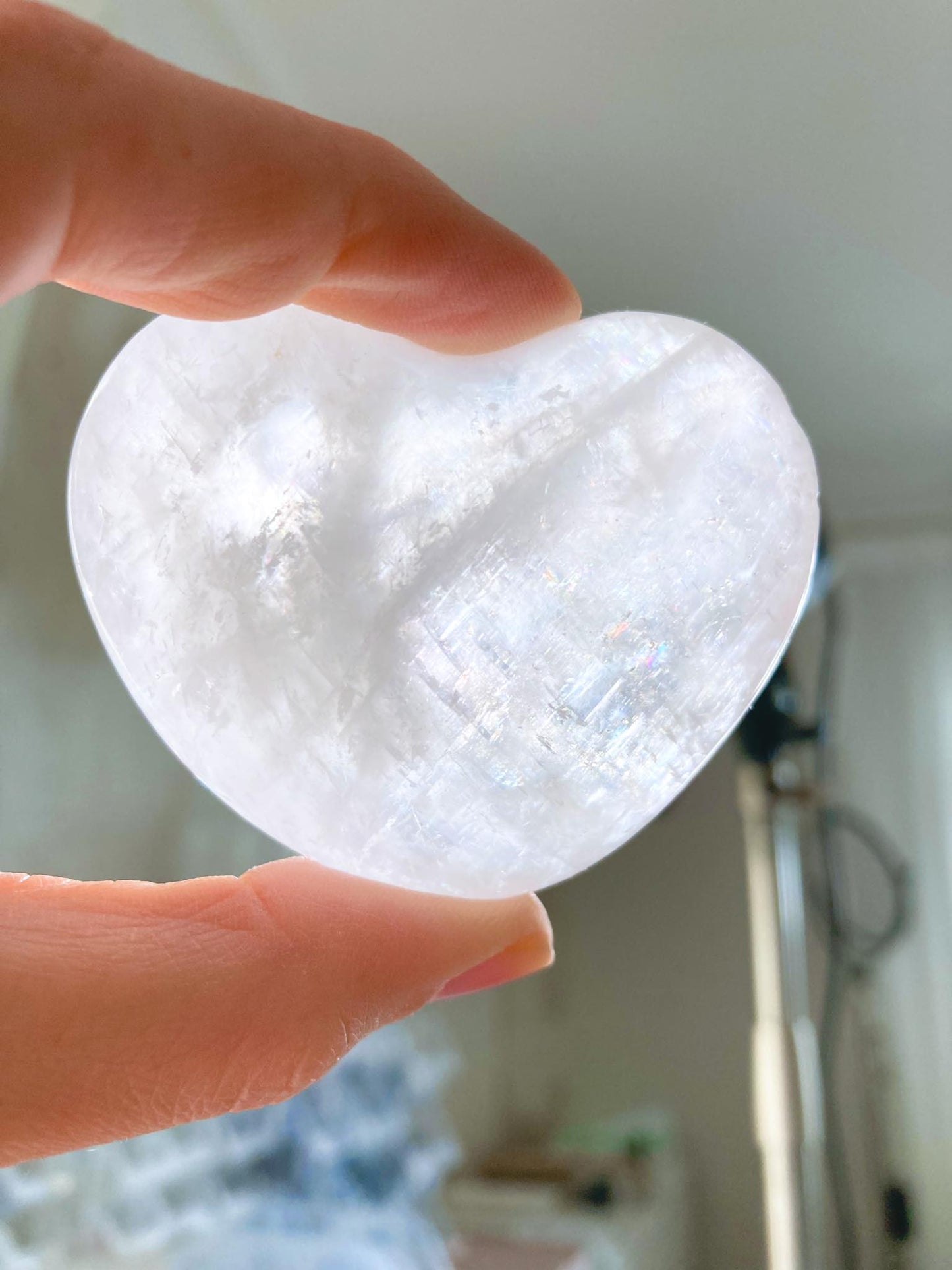 Weisses Calcit Herz mit Regenbögen / White Calcite Heart with Rainbows ca. 4-5 cm - aus Mexiko High Quality