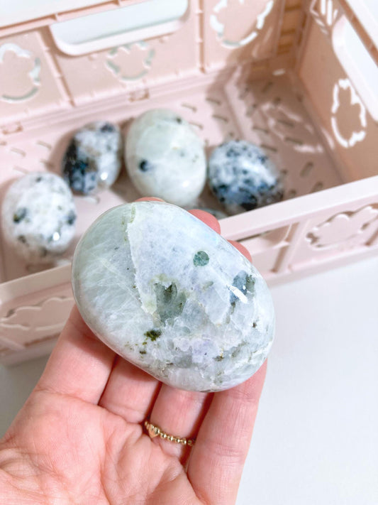 Regenbogen Mondstein / Weißer Labradorit mit Turmalin Palmstone Seifenstein xx cm -aus Indien