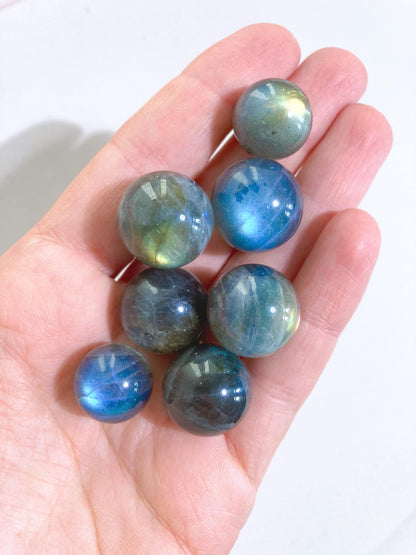 Labradorit MINI Kugel . Labradorite Mini Sphere ca. 1.5cm  -High Quality