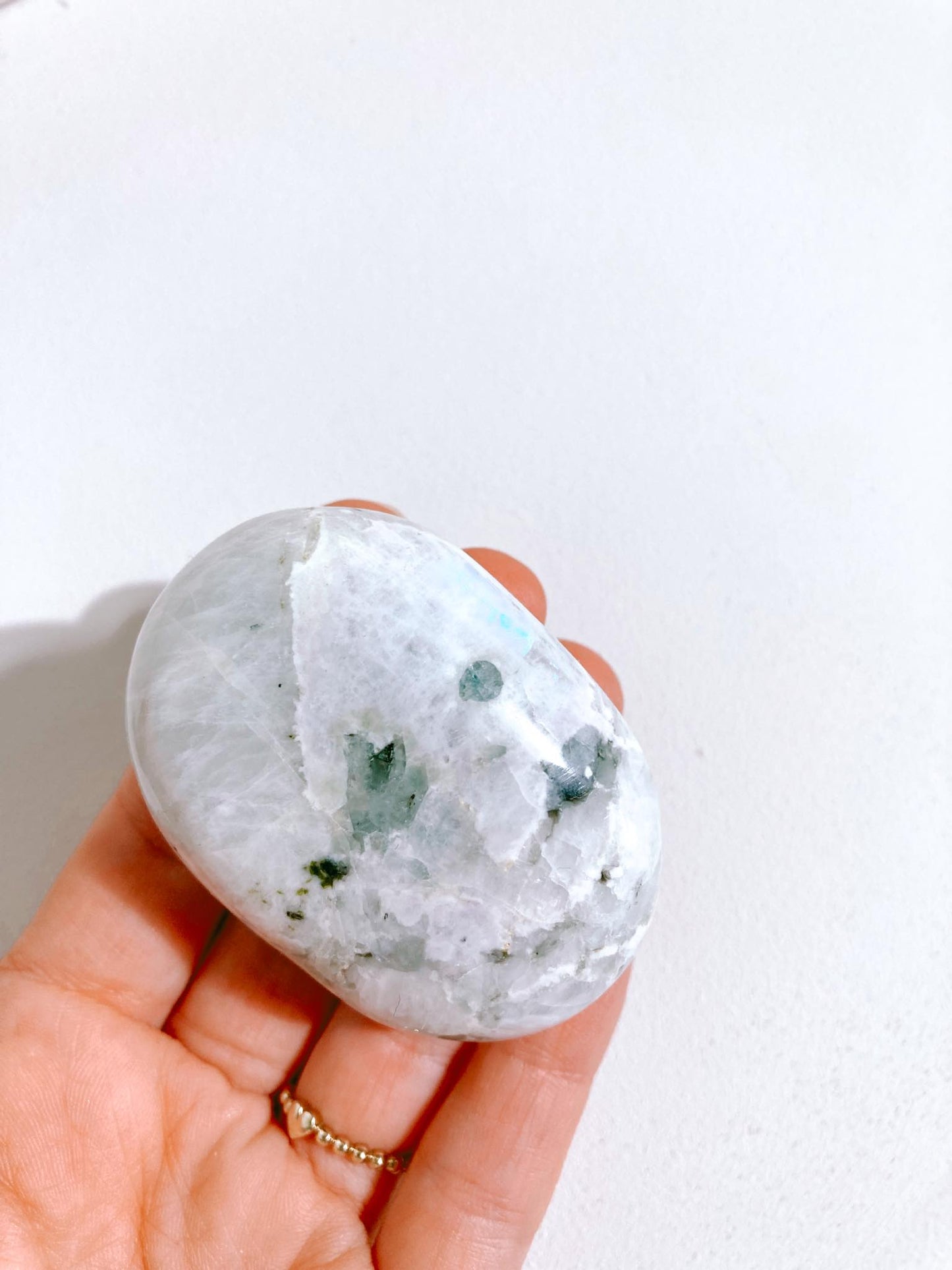 Regenbogen Mondstein / Weißer Labradorit mit Turmalin Palmstone Seifenstein xx cm -aus Indien