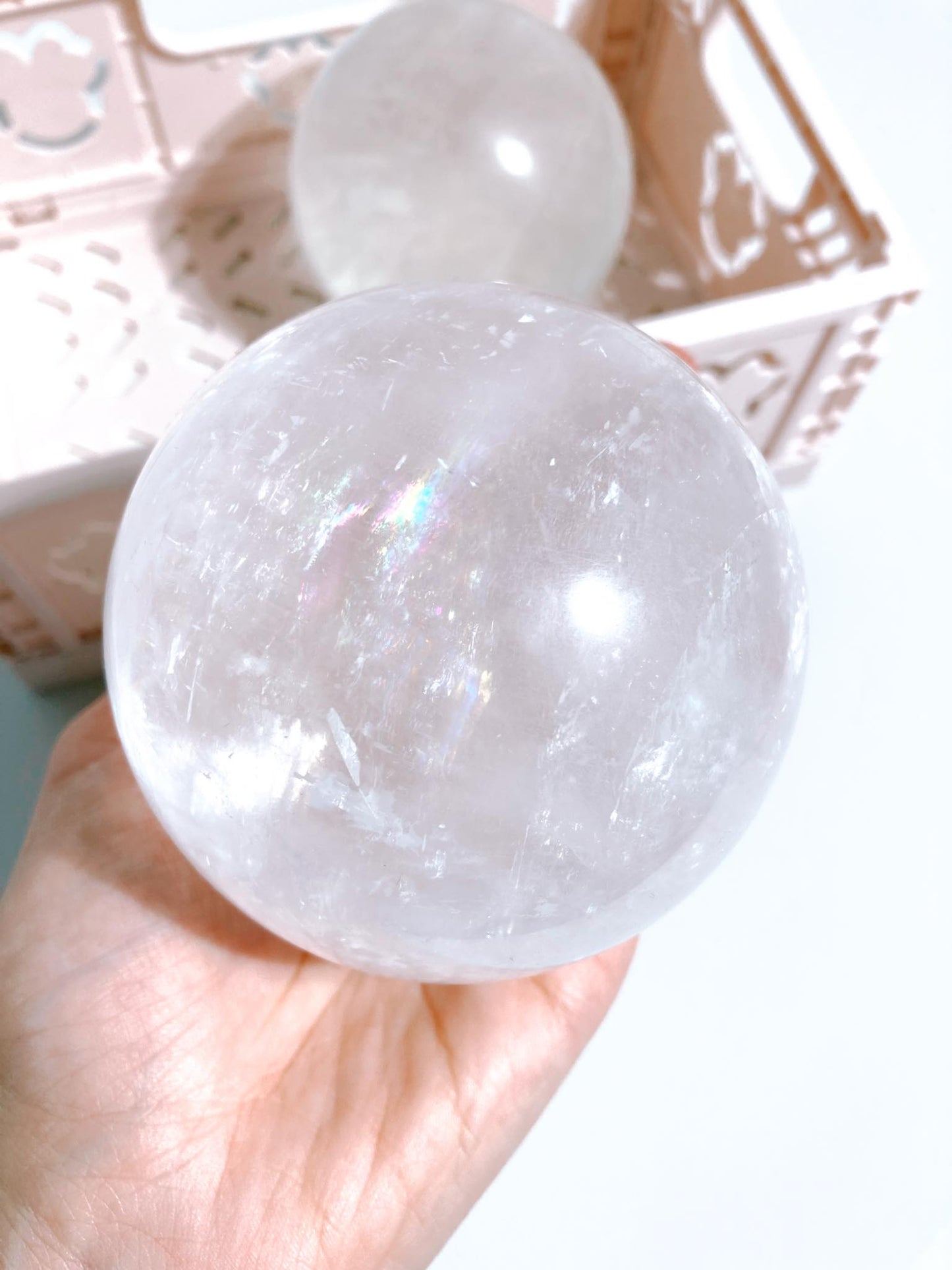 Weisse Calcit Kugel mit Regenbögen / White Calcite Sphere with Rainbows ca. 9 cm / 900g - aus Mexiko High Quality