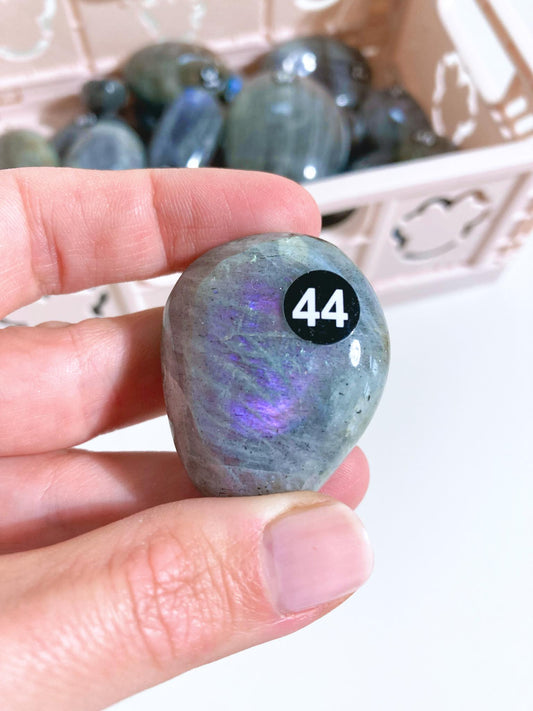 Lila violett Labradorit Palmstone 4 cm  (44) - Aus Madagascar