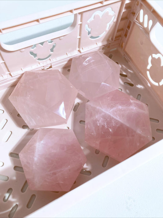 Feenstein Rosenquarz Sechseck . Fairystone Rosequartz Hexagon ca. 5-6cm - aus Brasilien Hand Carved