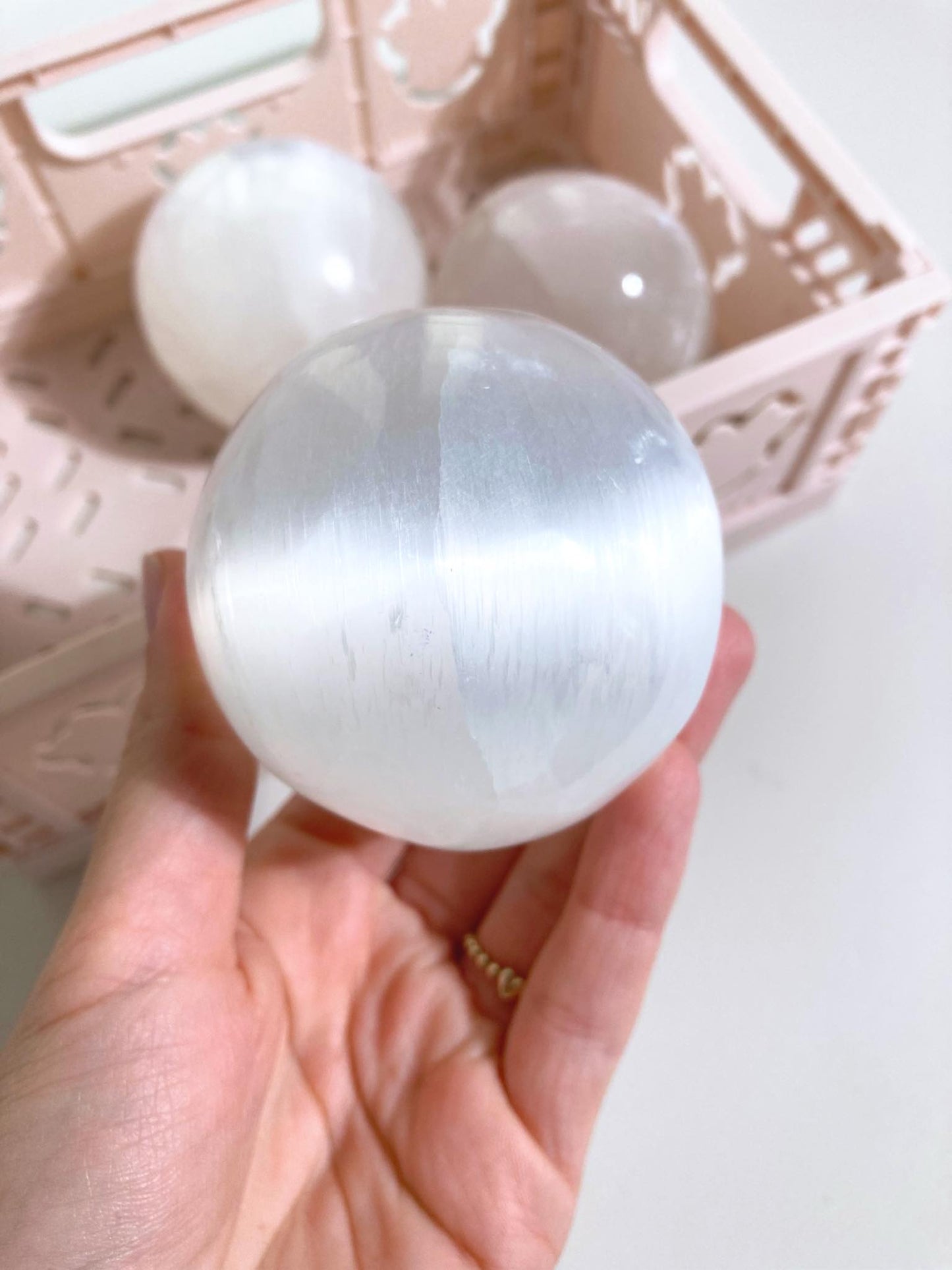 Selenit Kugel . Selenite Sphere Größe nach Wahl - aus Marokko Handcarved