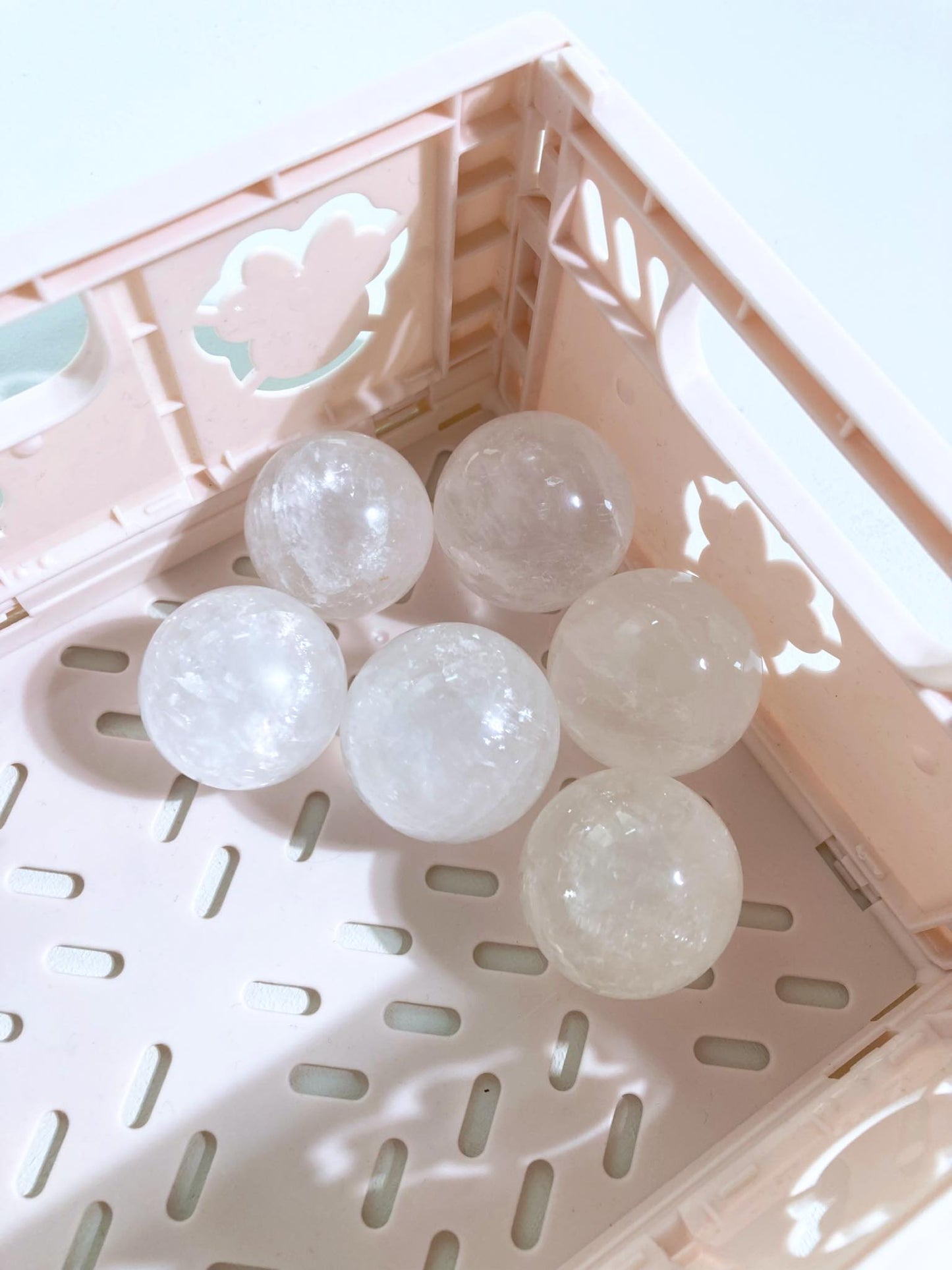 Weisse Calcit Mini Kugel mit Regenbögen / White Calcite mini Sphere with Rainbows 3-4 cm - aus Mexiko High Quality