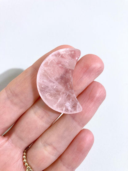 Rosenquarz Mini Mond Carving / Rosequartz Mini Moon Carving   xx cm-  Handcarved - aus Brasilien -High Quality