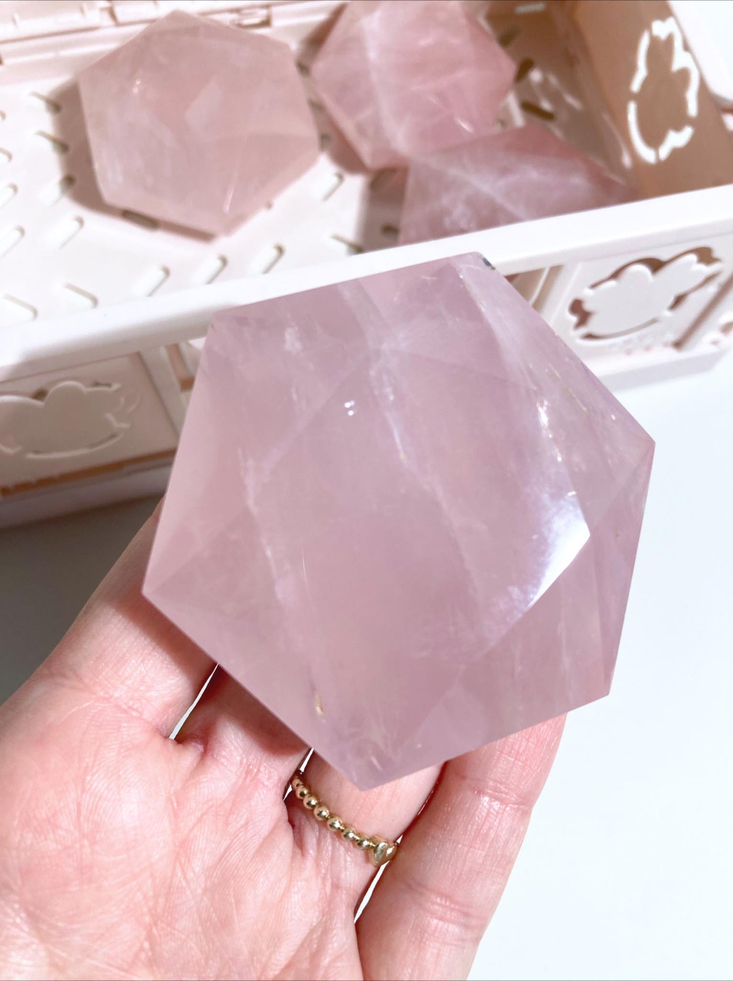 Feenstein Rosenquarz Sechseck . Fairystone Rosequartz Hexagon ca. 5-6cm - aus Brasilien Hand Carved
