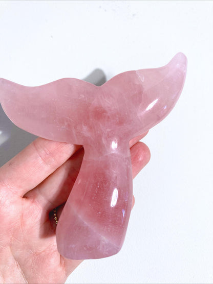 Rosenquarz Meerjungfrau / Wal Flosse .  Rosequartz Wale Mermaid Tail ca.9cm - Handcarved