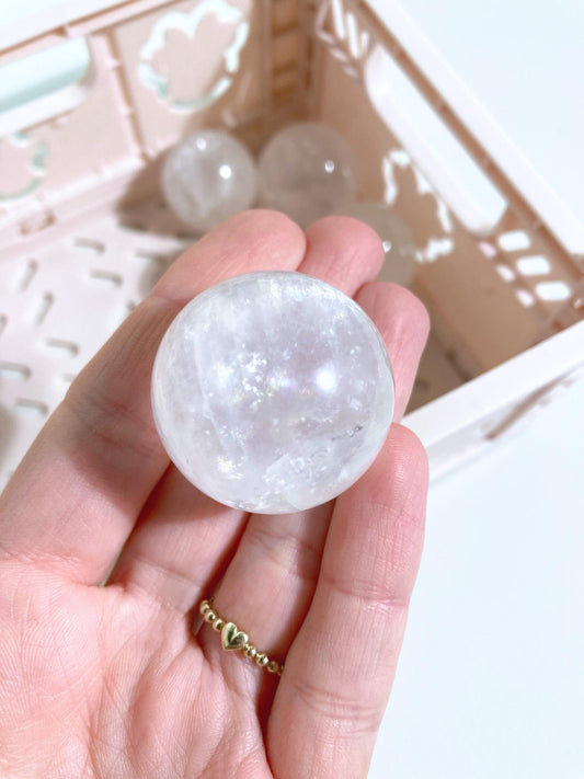 Weisse Calcit Mini Kugel mit Regenbögen / White Calcite mini Sphere with Rainbows 3-4 cm - aus Mexiko High Quality