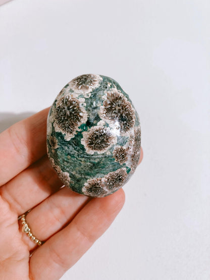 Grüner Blumen Jaspis Handstein . Russian Flower Agate Palmstone/ Rhyolite ca. 4-6 cm  -Handcarved