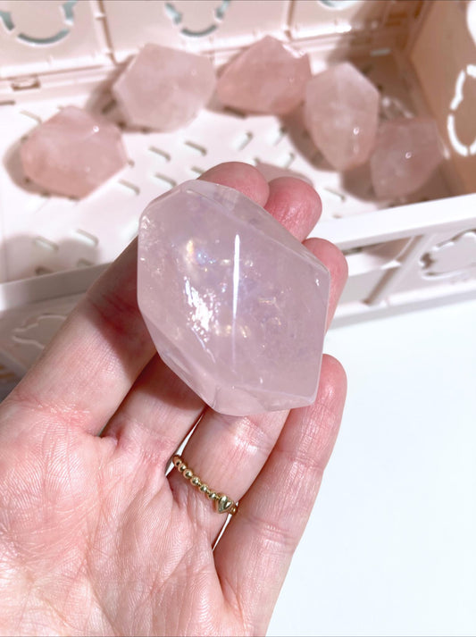 Rosenquarz Freiform . Rosequartz Freeform - aus Brasilien Hand Carved