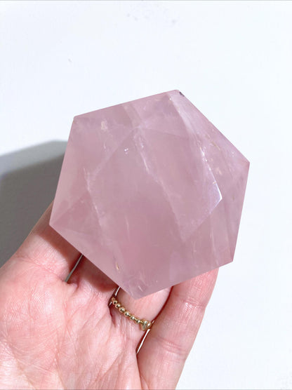 Feenstein Rosenquarz Sechseck . Fairystone Rosequartz Hexagon ca. 5-6cm - aus Brasilien Hand Carved