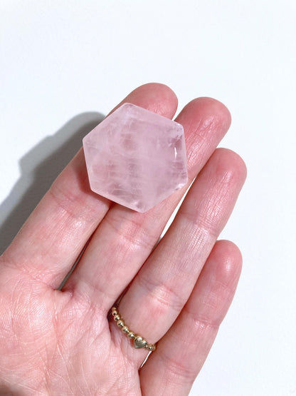 Feenstein Rosenquarz Mini Sechseck . Fairystone Rosequartz mini Hexagon - aus Brasilien